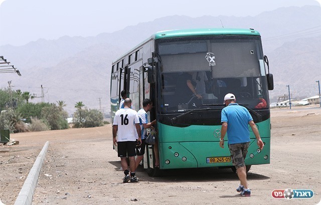 להם לא תהיה בעיה בדרך חזרה. שחקני אגד עולים על האוטובוס (אביב רומשקנו)